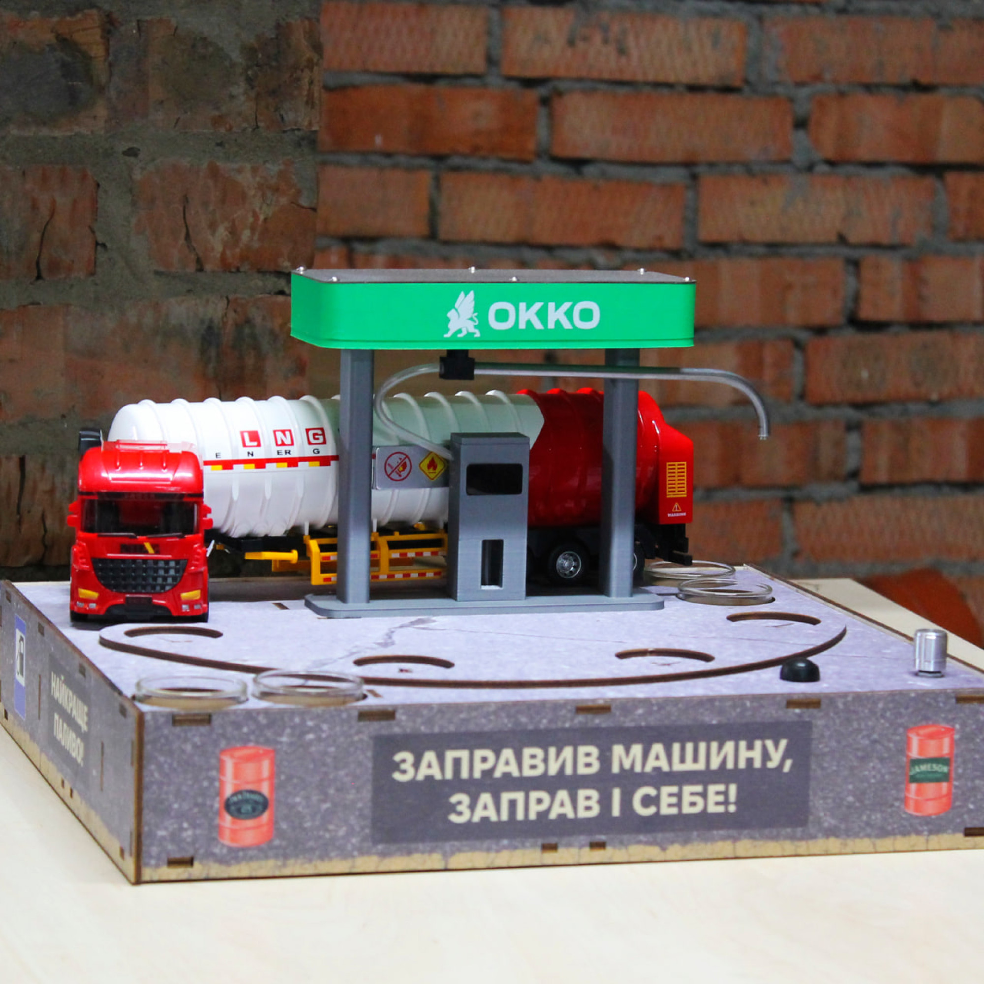 Автомобильная заправочная станция на 7 рюмок - фура с прицепом