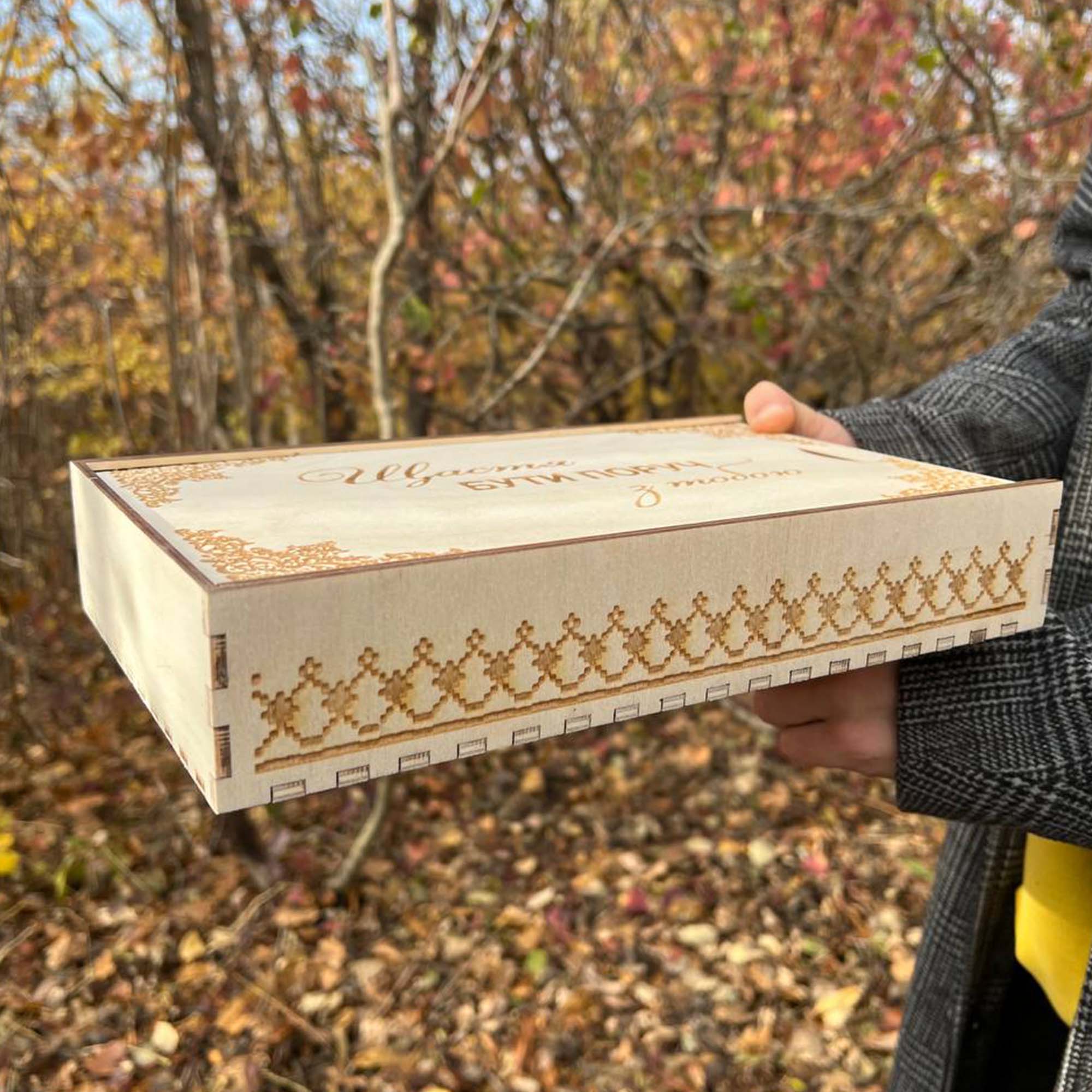 Дерев'яна подарункова коробка для ножа-сокири